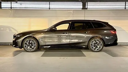 Grijs Occasion 2025 BMW 550e Comfort Edition Stationwagen | € 84.900 (Eerlijke prijs)