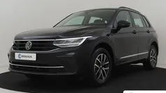 Zwart Gebruikt 2022 VW Tiguan Life SUV | € 28.895 (Super prijs)