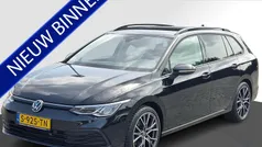 Zwart Gebruikt 2023 VW Golf VIII Life Stationwagen | € 25.745 (Eerlijke prijs)