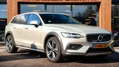 Grijs, metallic lak Gebruikt 2020 Volvo V60 CC Pro Stationwagen | € 34.900 (Eerlijke prijs)