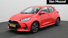 Rood Gebruikt 2021 Toyota Yaris Hybrid Hatchback | € 17.900 (Eerlijke prijs)