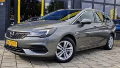 Grijs, metallic lak Gebruikt 2020 Opel Astra Business Edition Stationwagen | € 14.900 (Eerlijke prijs)