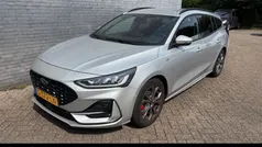 Grijs, metallic lak Gebruikt 2023 Ford Focus ST-Line Stationwagen | € 23.445 (Eerlijke prijs)