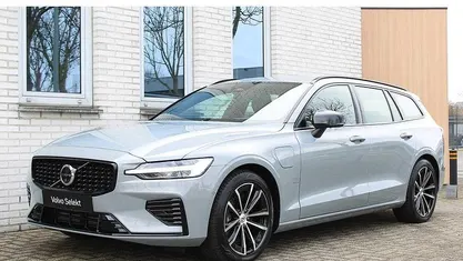 Grijs Occasion 2025 Volvo V60 Plus Stationwagen | € 42.950 (Eerlijke prijs)