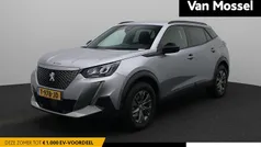 Grijs Gebruikt 2023 Peugeot e-2008 Style SUV | € 21.400 (Eerlijke prijs)