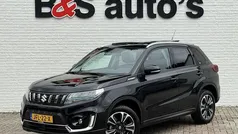 Zwart Gebruikt 2022 Suzuki Vitara Style SUV | € 27.400 (Eerlijke prijs)