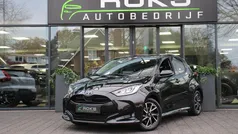 Zwart (metallic) Gebruikt 2023 Toyota Yaris Hybrid Hatchback | € 21.950 (Eerlijke prijs)
