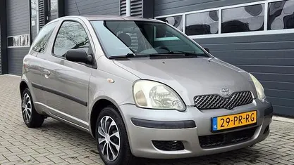 Grijs Gebruikt 2004 Toyota Yaris Hatchback | € 2.450 (Eerlijke prijs)