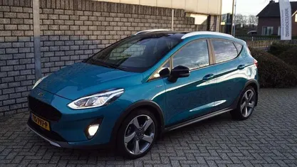 Blauw (metallic) Gebruikt 2018 Ford Fiesta Vignale Hatchback | € 12.650 (Eerlijke prijs)