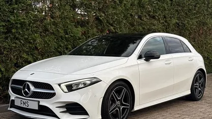 Wit Gebruikt 2022 Mercedes A180 AMG line Hatchback | € 28.890 (Eerlijke prijs)