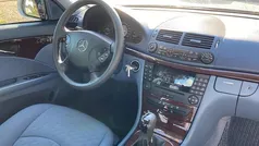 Grijs, metallic lak Gebruikt 2005 Mercedes E240 Classic Sedan | € 5.975 (Eerlijke prijs)