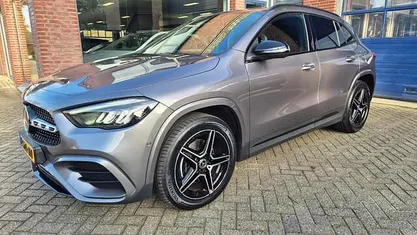 Grijs (metallic) Occasion 2023 Mercedes GLA250 AMG line SUV | € 43.950 (Eerlijke prijs)