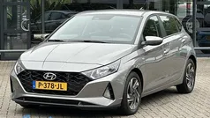 Grijs, metallic lak Gebruikt 2022 Hyundai i20 Comfort Hatchback | € 15.940 (Eerlijke prijs)