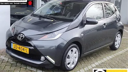 Grijs (metallic) Gebruikt 2016 Toyota Aygo X-play Hatchback | € 7.945 (Eerlijke prijs)