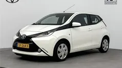 Wit Gebruikt 2018 Toyota Aygo X-play Hatchback | € 9.950 (Eerlijke prijs)