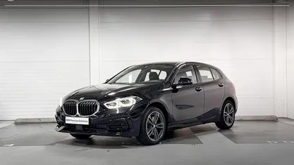 Zwart (metallic) Occasion 2023 BMW 118 Shadowline Hatchback | € 28.900 (Eerlijke prijs)