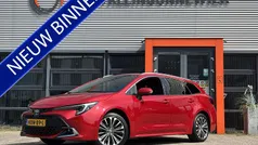 Rood Gebruikt 2024 Toyota Corolla Hybrid Stationwagen | € 33.950 (Super prijs)