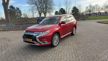 Rood Occasion 2019 Mitsubishi Outlander P-HEV Intense+ SUV | € 24.840 (Eerlijke prijs)