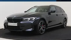 Zwart Gebruikt 2024 BMW 330e Comfort Edition Stationwagen | € 54.950 (Eerlijke prijs)