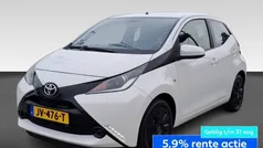 Wit Gebruikt 2015 Toyota Aygo X-play Hatchback | € 8.915 (Eerlijke prijs)