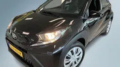Zwart Gebruikt 2024 Toyota Aygo Play Hatchback | € 18.950 (Eerlijke prijs)