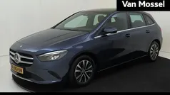 Blauw, metallic lak Gebruikt 2019 Mercedes B180 Business MPV | € 26.440 (Eerlijke prijs)