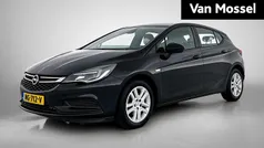 Zwart Gebruikt 2017 Opel Astra Edition Hatchback | € 9.940 (Eerlijke prijs)
