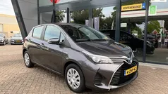 Grijs Gebruikt 2015 Toyota Yaris Hybrid Hatchback | € 15.000 (Eerlijke prijs)