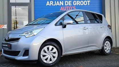 Grijs Gebruikt 2014 Toyota Verso-S MPV | € 12.950 (Eerlijke prijs)