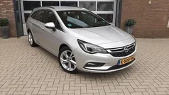 Grijs, metallic lak Gebruikt 2016 Opel Astra Innovation Stationwagen | € 9.500 (Eerlijke prijs)
