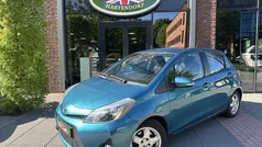 Groen, metallic lak Gebruikt 2013 Toyota Yaris Hatchback | € 7.945 (Eerlijke prijs)