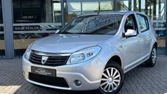 Grijs, metallic lak Gebruikt 2009 Dacia Sandero Lauréate Hatchback | € 3.350 (Eerlijke prijs)