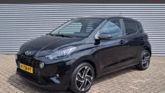 Zwart, metallic lak Gebruikt 2022 Hyundai i10 Premium Hatchback | € 16.495 (Eerlijke prijs)