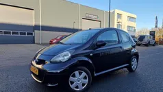 Zwart Gebruikt 2010 Toyota Aygo Hatchback | € 2.600 (Eerlijke prijs)