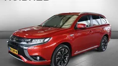 Rood (metallic) Gebruikt 2015 Mitsubishi Outlander P-HEV Edition SUV | € 17.950 (Eerlijke prijs)