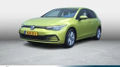 Geel Gebruikt 2021 VW Golf VIII Life Hatchback | € 22.295 (Goede deal)