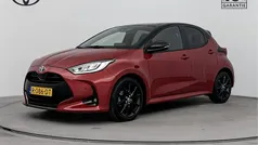 Rood Gebruikt 2022 Toyota Yaris Hybrid Executive Hatchback | € 23.945 (Eerlijke prijs)