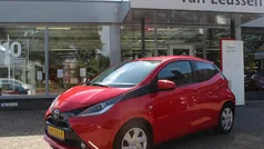 Rood Gebruikt 2015 Toyota Aygo X-play Hatchback | € 5.700 (Eerlijke prijs)