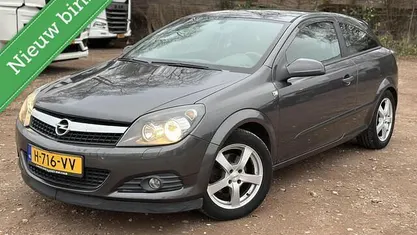 Grijs Gebruikt 2009 Opel Astra GTC Edition Hatchback | € 2.695 (Super prijs)