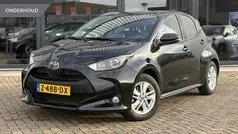 Zwart Gebruikt 2024 Toyota Yaris Hybrid Active Hatchback | € 21.950 (Eerlijke prijs)