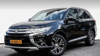 Zwart, metallic lak Gebruikt 2018 Mitsubishi Outlander SUV | € 17.440 (Eerlijke prijs)