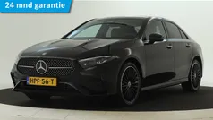 Zwart, metallic lak Gebruikt 2024 Mercedes A250 Advanced Plus Sedan | € 39.950 (Eerlijke prijs)