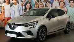 Gris platine d69 (licht grijs metallic) Gebruikt 2023 Renault Clio V Techno Hatchback | € 17.295 (Eerlijke prijs)
