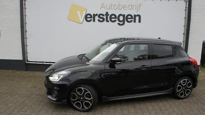 Zwart (metallic) Gebruikt 2022 Suzuki Swift Sport Hatchback | € 21.450 (Eerlijke prijs)
