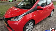 Rood Gebruikt 2017 Toyota Aygo X-play Hatchback | € 7.995 (Eerlijke prijs)