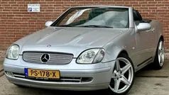 Grijs, metallic lak Gebruikt 1997 Mercedes SLK200 Elegance Cabriolet | € 3.250 (Goede deal)