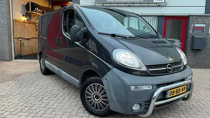 Zwart (metallic) Gebruikt 2002 Opel Vivaro MPV | € 2.950 (Eerlijke prijs)