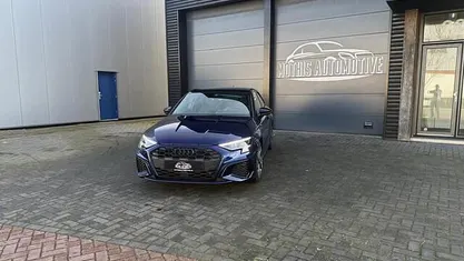 Blauw Occasion 2022 Audi A3 Sportback Competition Hatchback | € 27.950 (Eerlijke prijs)