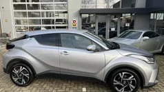 Grijs, metallic lak Gebruikt 2023 Toyota C-HR SUV | € 27.950 (Eerlijke prijs)