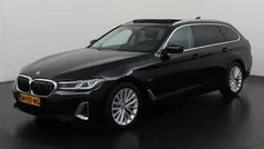 Zwart Gebruikt 2022 BMW 530e Luxury Line Stationwagen | € 39.945 (Goede deal)